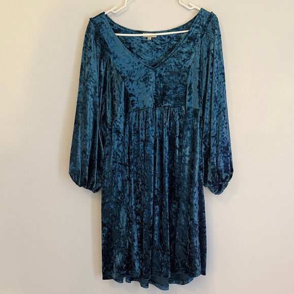 Elegant Teal Velvet Dress - Picture 2 of 5